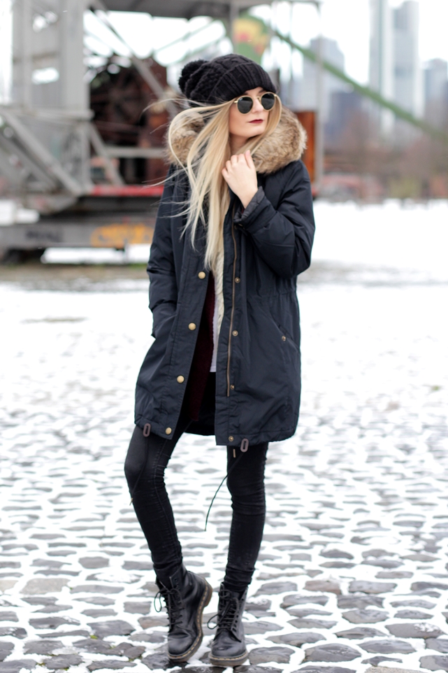 Deutscher-Modeblog-German-Fashion-Blog-Black-Outfit-Winterjacke-Mütze-Doc-Martens-2